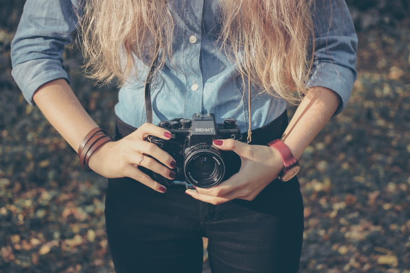 photographe-COMPS SUR ARTUBY-min_hand-person-girl-woman-camera-photography-614-pxhere.com